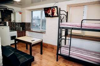 Хостелы New Line Hos Коломыя Спальное место на двухъярусной кровати в общем номере для мужчин и женщин-1